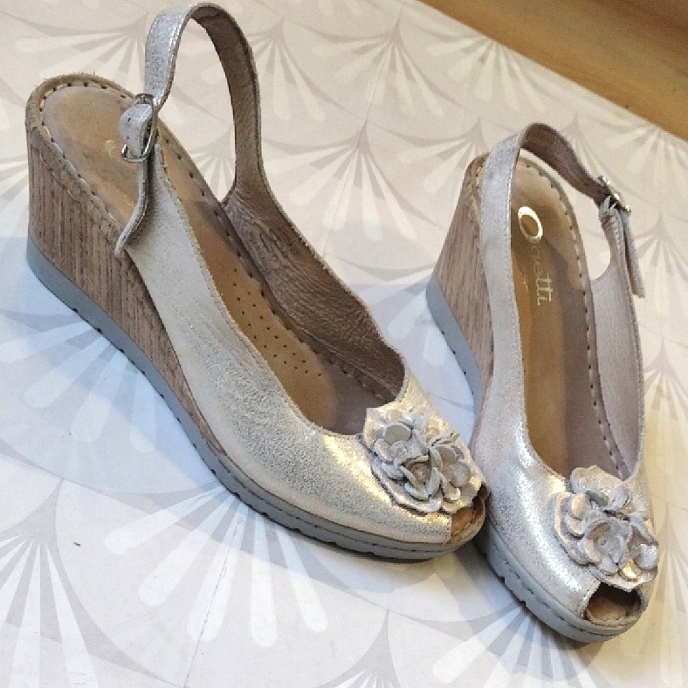 Ogetti by Carl scarpa silver gold wedge Floral Applique